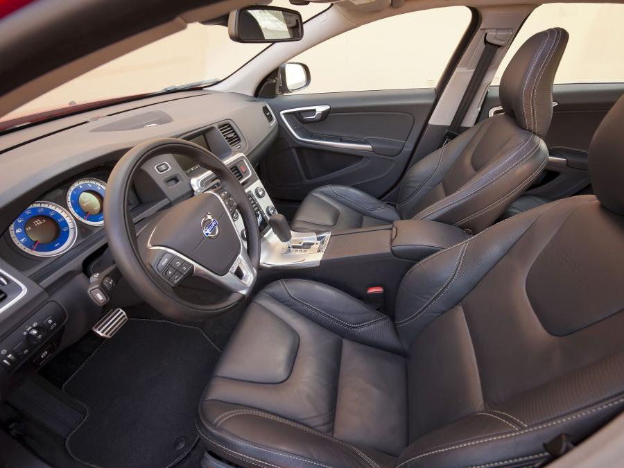 Volvo S60 R-Design 2010 года  (US) (фото 2 из 11)
